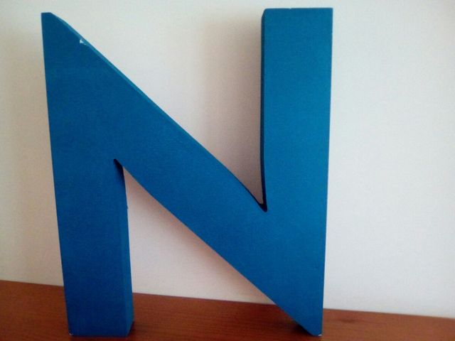 Inicial:Letra N en poliespan de color azul cerúleo