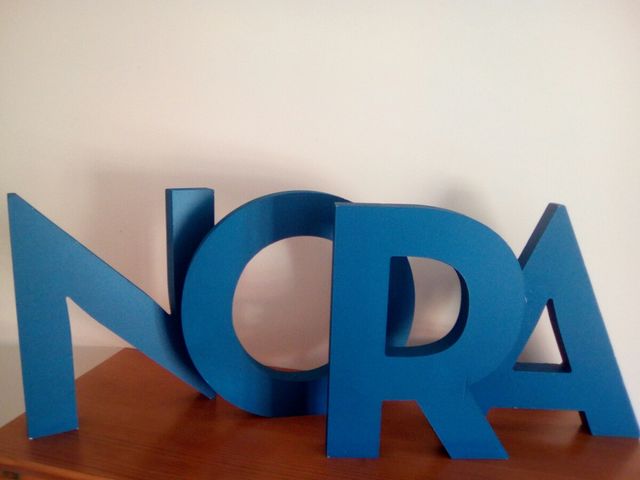 Inicial:Letra N en poliespan de color azul cerúleo