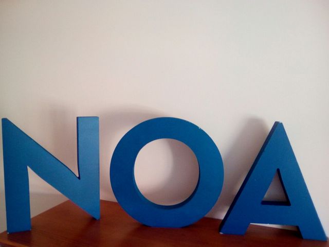 Inicial:Letra N en poliespan de color azul cerúleo