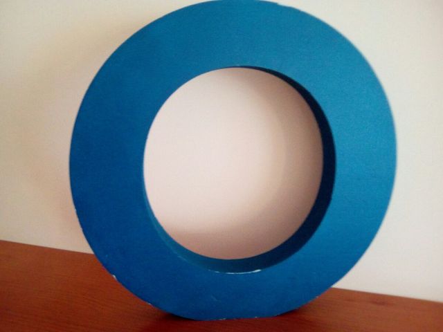 Inicial:Letra O en poliespan de color azul cerúleo