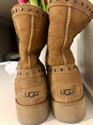 Botas Ugg con tachuelas de segunda mano por 80 EUR en Madrid en WALLAPOP