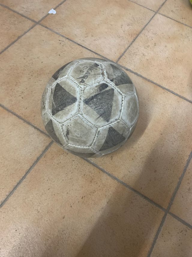Pallone da calcio del marchio Mikasa.
