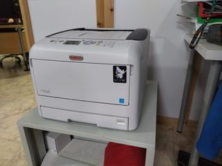 Impresora profesional OKI con tóner blanco de segunda mano por 3.500 EUR en  Lebrija en WALLAPOP