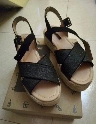 Sandalias plataforma esparto Mustang de segunda mano por 22 EUR en Padrón  en WALLAPOP