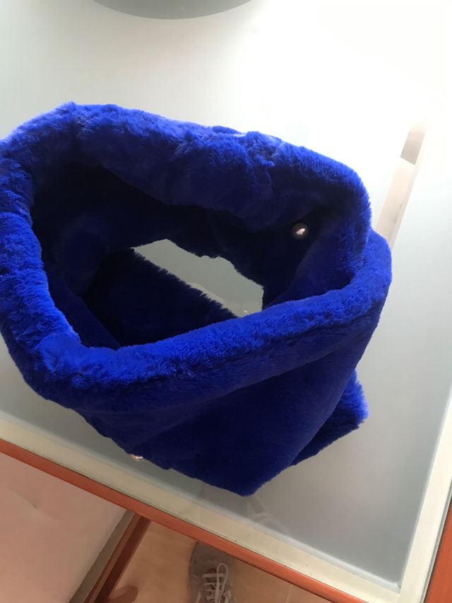 Cuello bufanda con perlas.