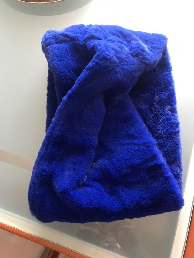 Cuello bufanda con perlas.