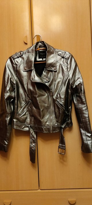 Chaqueta plateada Zara de segunda mano por 8 EUR en Almería en WALLAPOP