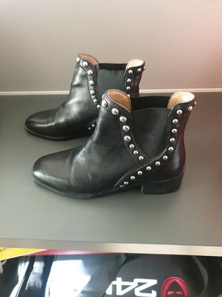 Botin piel negro tachuelas plateada Zara de segunda mano por 15 EUR en  Madrid en WALLAPOP
