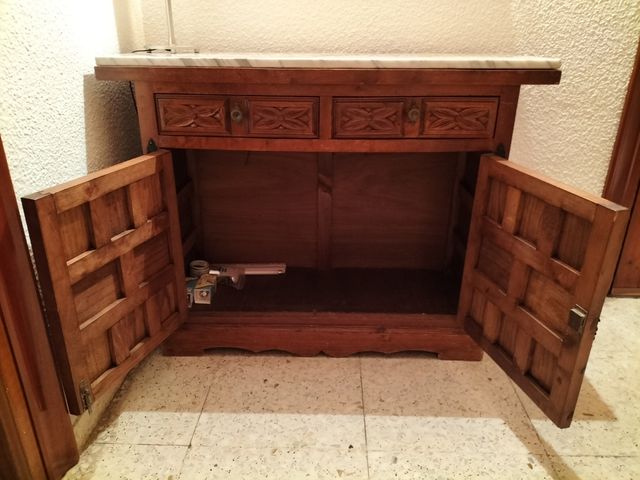 Taquillón de madera y mármol.