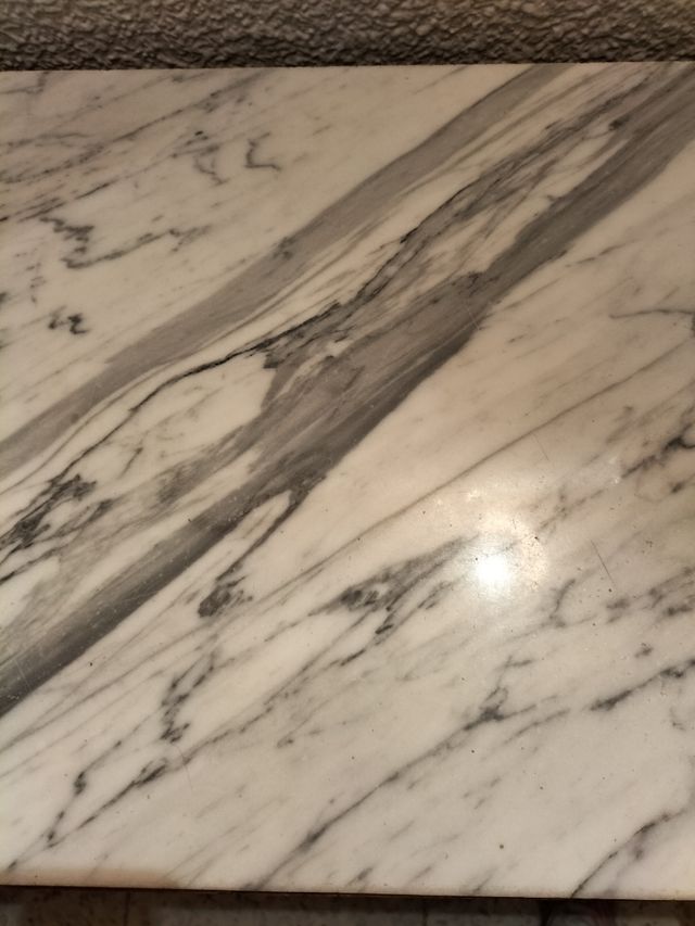 Taquillón de madera y mármol.