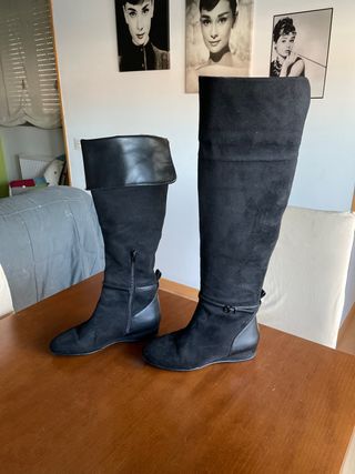 BOTAS CAÑA ALTA NEGRAS CUÑA DE GOMA de segunda mano por 8 EUR en Móstoles  en WALLAPOP