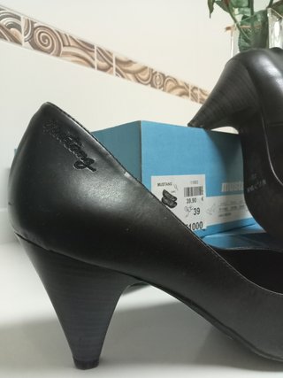Zapatos negros Mustang t39. de segunda mano por 26 EUR en Ciudad Real en  WALLAPOP