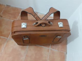 Maleta antigua, imitación cuero, marca VALISA de segunda mano por 10 EUR en  Madrid en WALLAPOP