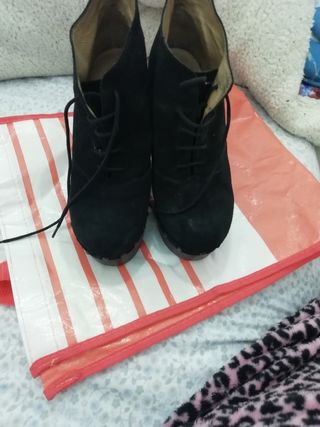 BOTINES TACÓN Y PLATAFORMA CON TACHUELAS de segunda mano por 2 EUR en  Barcelona en WALLAPOP