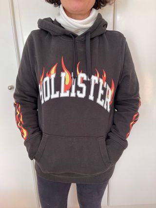 Sudadera negra HOLLISTER capucha Chuca S de segunda mano por 30 EUR en Gavà  en WALLAPOP