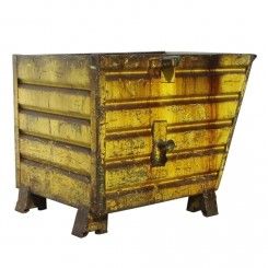 Contenedores basculantes apilables.