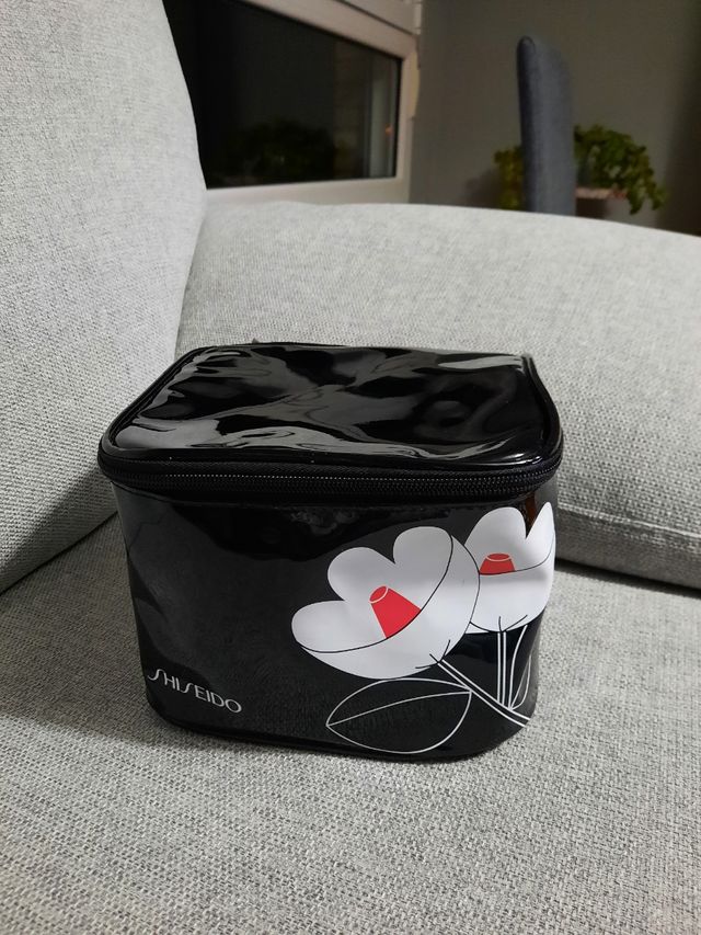 Neceser negro de Shiseido.