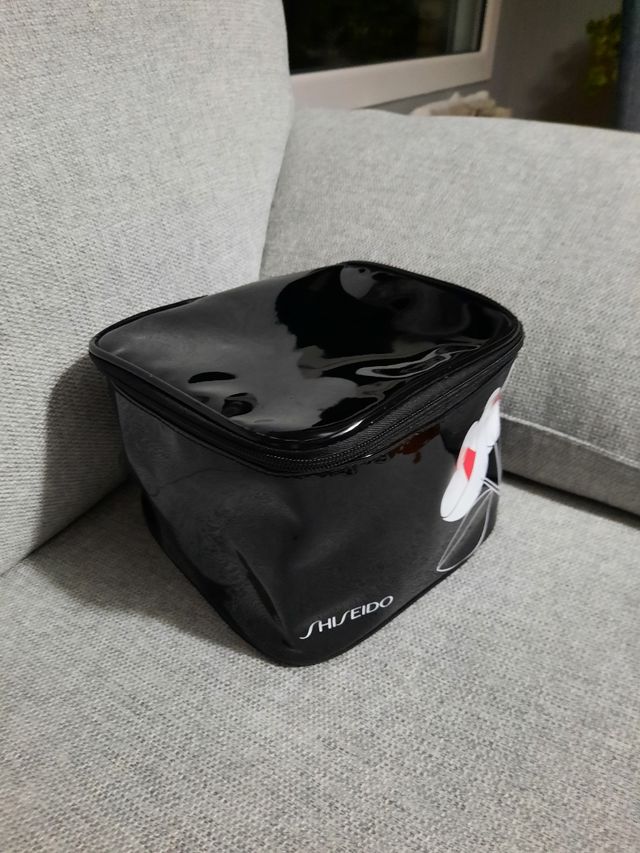 Neceser negro de Shiseido.