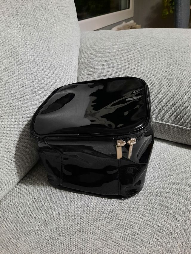 Neceser negro de Shiseido.