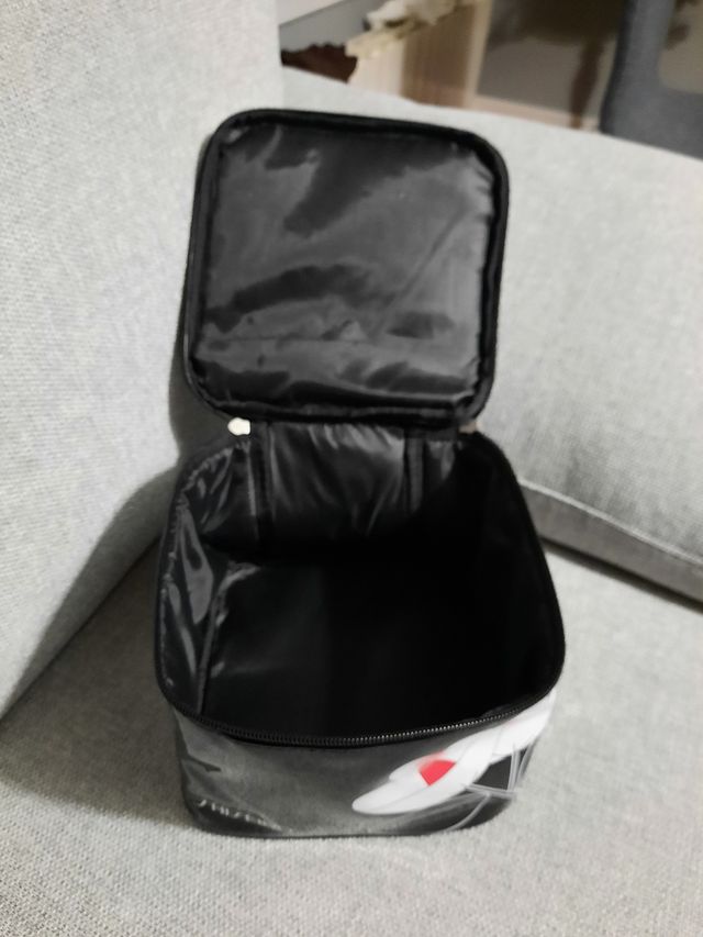 Neceser negro de Shiseido.