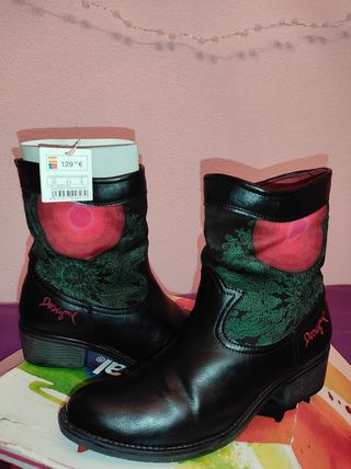 Botines negros Desigual talla 40 de segunda mano por 45 EUR en Madrid en  WALLAPOP