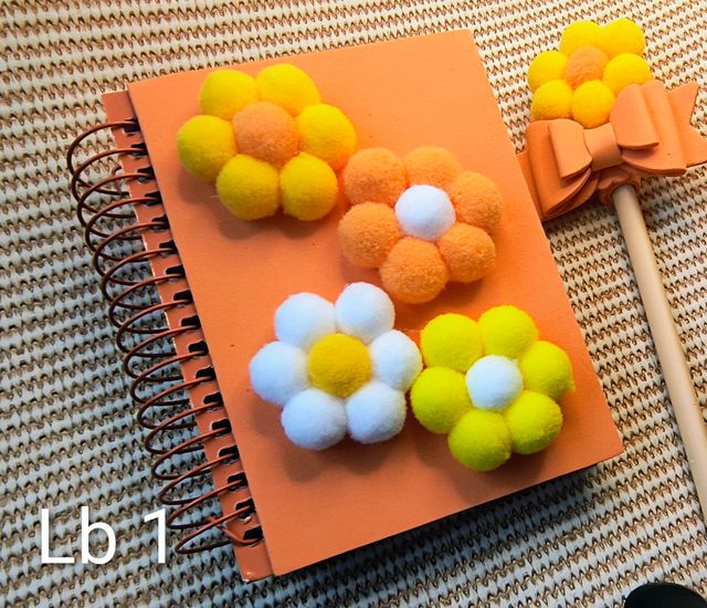 Libreta decorada con pompom, regalo, caderneta