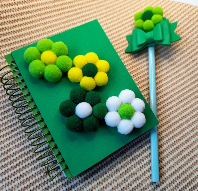Libreta decorada con pompom, regalo, caderneta