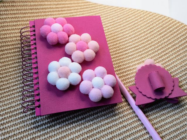 Libreta decorada con pompom, regalo, caderneta