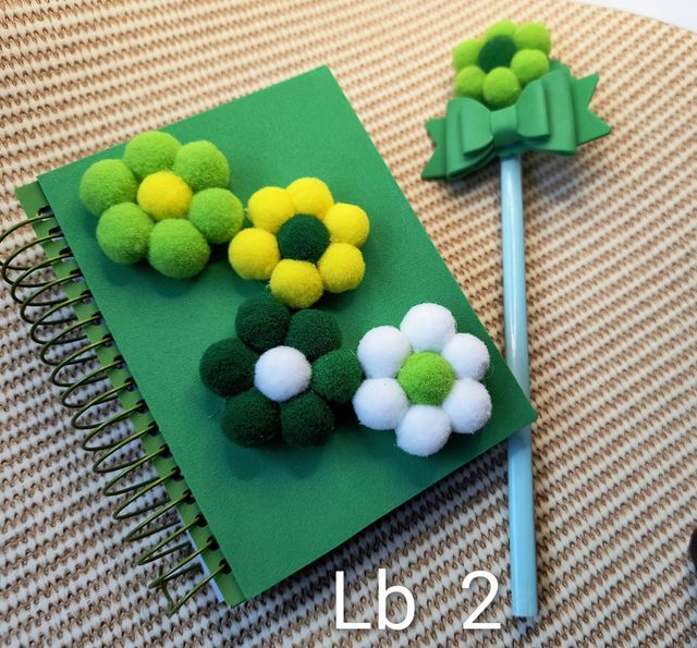 Libreta decorada con pompom, regalo, caderneta