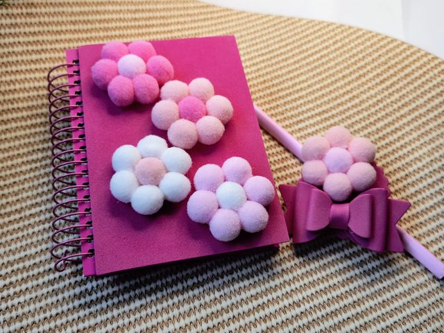 Libreta decorada con pompom, regalo, caderneta