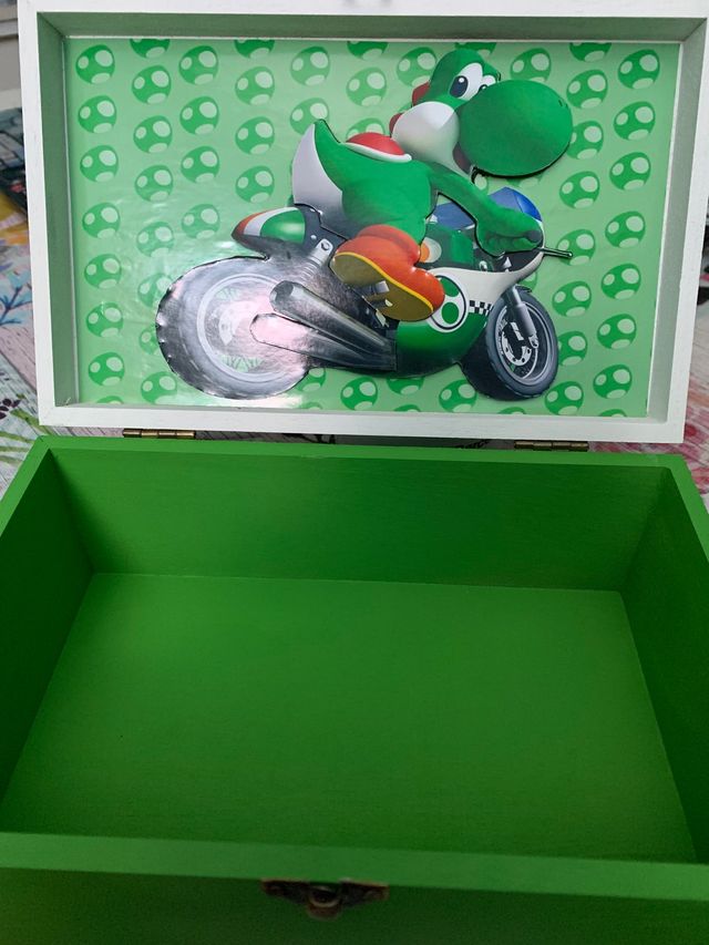 Caja de madera de Yoshi