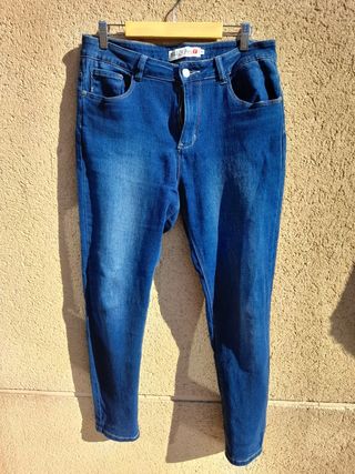 Vaqueros elásticos Mujer Talla 46 de segunda mano por 5 EUR en Salamanca en  WALLAPOP