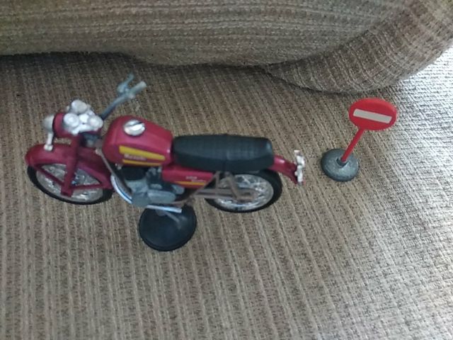 moto en miniatura con señal de trafico