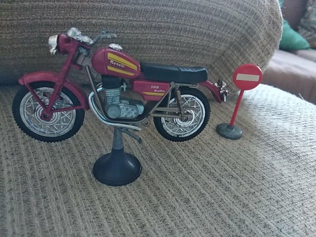 moto en miniatura con señal de trafico