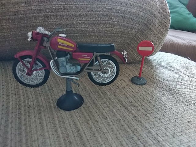 moto en miniatura con señal de trafico