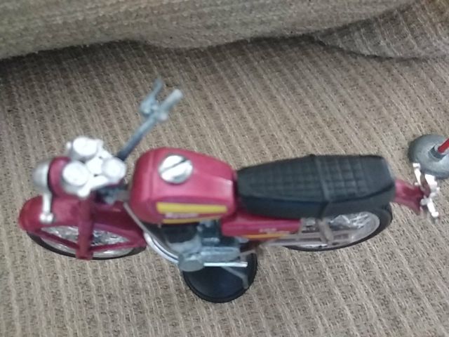 moto en miniatura con señal de trafico