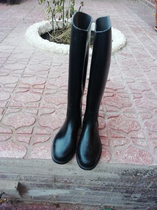 Botas equitación goma 35 de segunda mano por 10 EUR en Pozuelo de Alarcón  en WALLAPOP