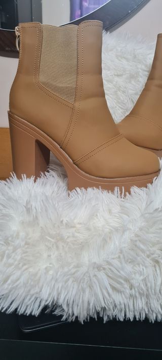Botas Chelsea Minimalistas de segunda mano por 18 EUR en Villa del Prado en  WALLAPOP