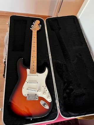 Fender stratocaster Americana 50 aniversaro de segunda mano por 950 EUR en  Alcalá de Henares en WALLAPOP
