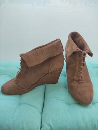 Botines de ante con cuña de segunda mano por 8 EUR en Valencia en WALLAPOP
