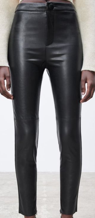 Leggins efecto cuero Zara de segunda mano por 17 EUR en Madrid en WALLAPOP