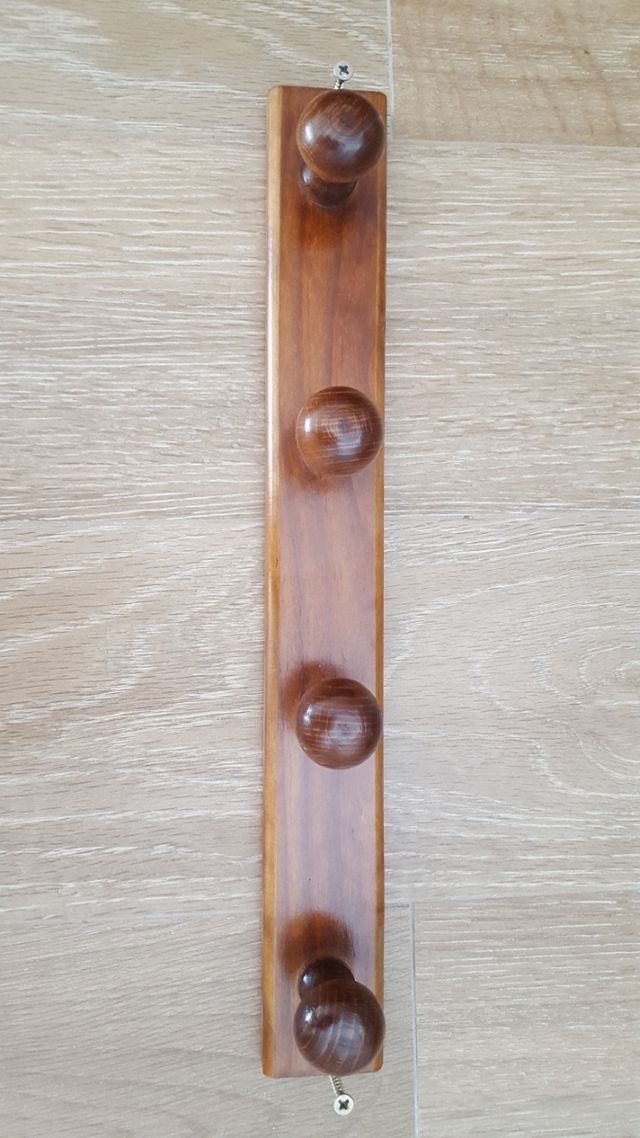 Perchero de madera.