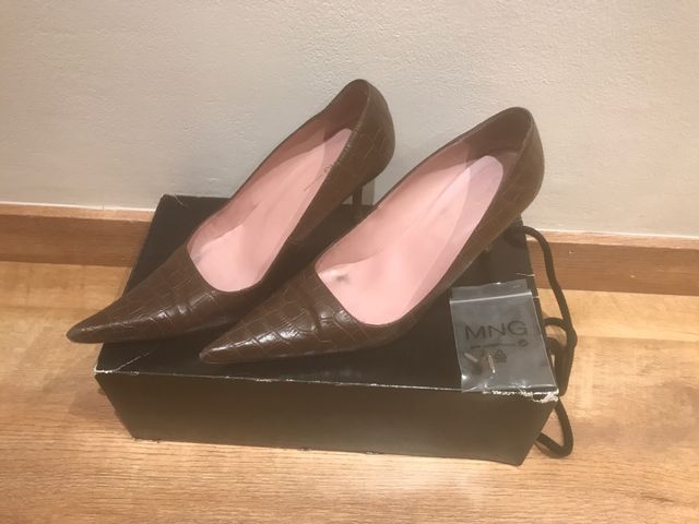 Zapatos con tacón y de punta estrecha marrones