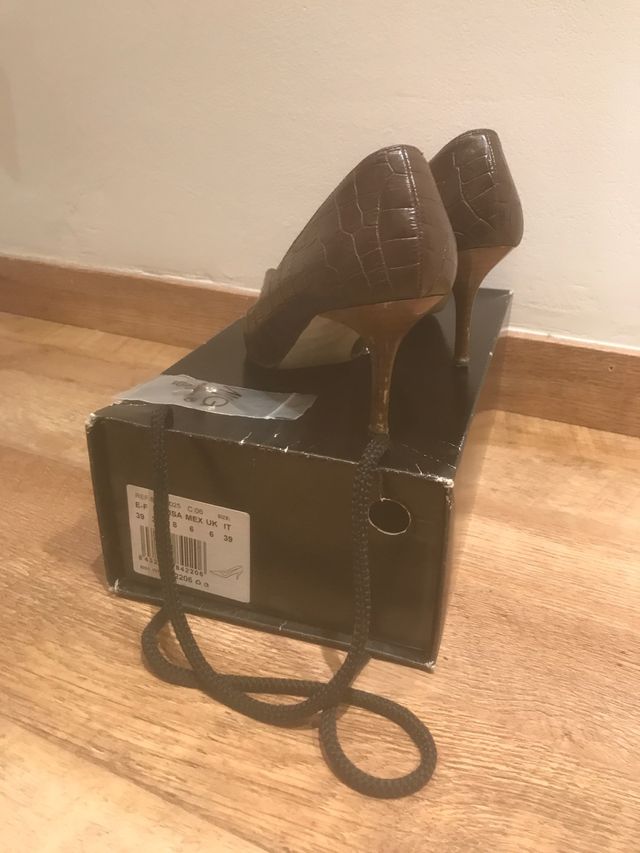 Zapatos con tacón y de punta estrecha marrones