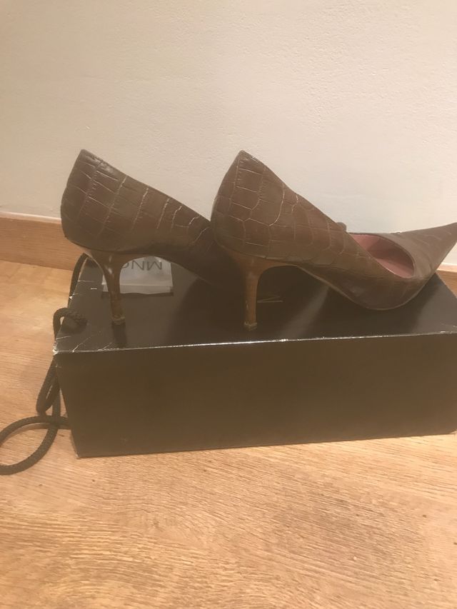 Zapatos con tacón y de punta estrecha marrones