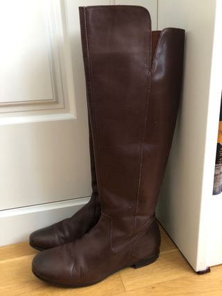 Botas marrones Unisa de segunda mano por 15 EUR en Madrid en WALLAPOP