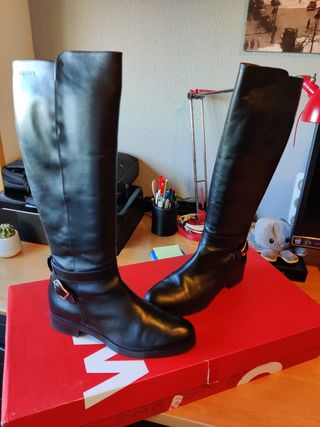 Botas Wonders negras de segunda mano por 80 EUR en Madrid en WALLAPOP