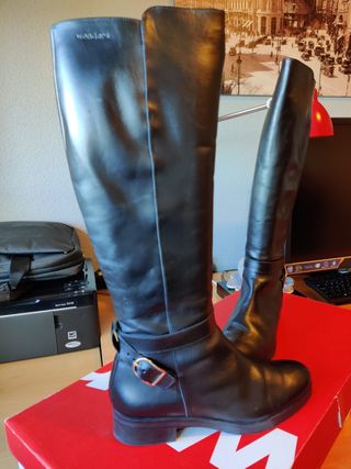 Botas Wonders negras de segunda mano por 80 EUR en Madrid en WALLAPOP
