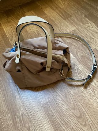 Bolso nylon Zara beige de segunda mano por 8 EUR en Madrid en WALLAPOP