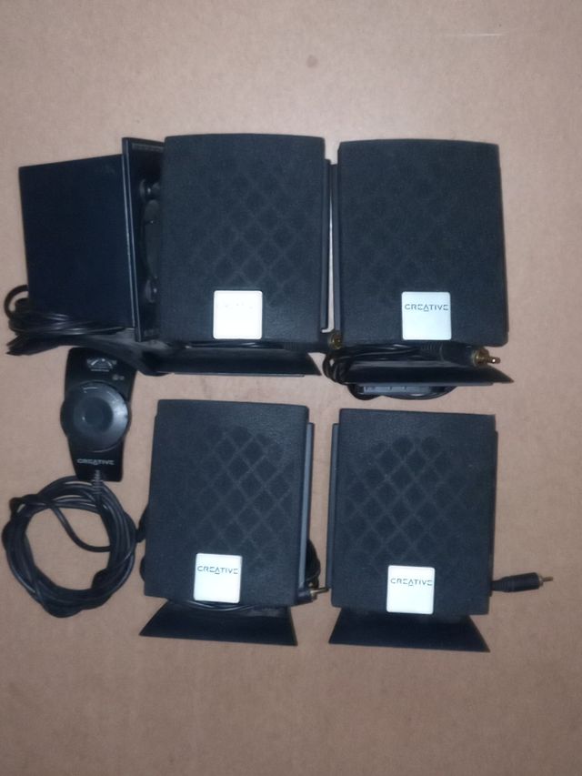 Juego de altavoces pc Creative